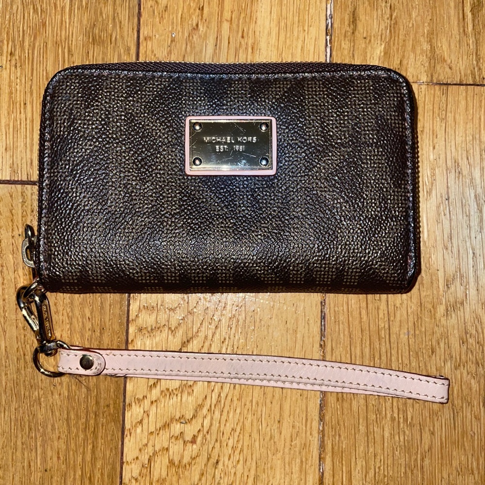 Michael kors wristlet